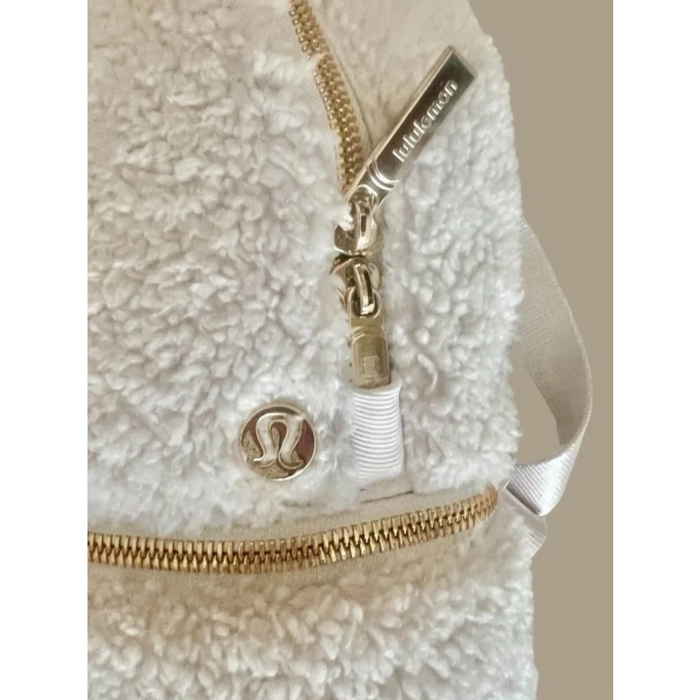 NWT Lululemon City Adventurer Microfleece Backpack 3L opal white/ gold - Picture 4 of 12